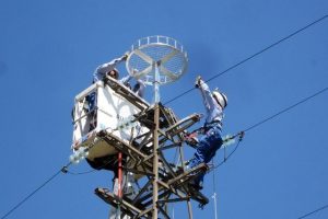 I tecnici al lavoro (foto Enel Spa)