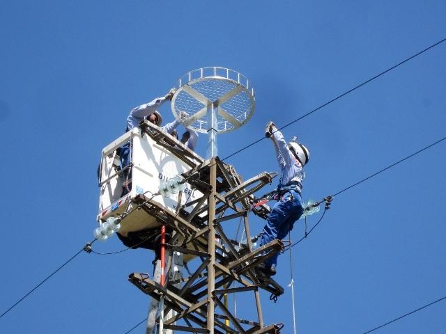 I tecnici al lavoro (foto Enel Spa)