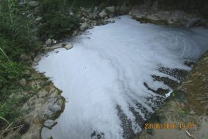 La schiuma comparsa nel torrente Agna il 26 giugno (foto ARPAT)