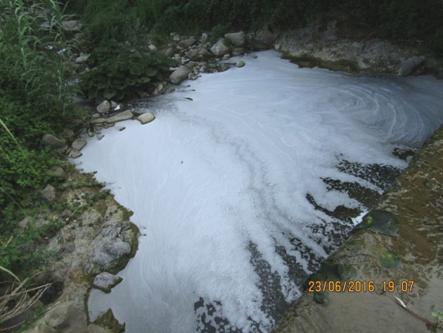 La schiuma comparsa nel torrente Agna il 26 giugno (foto ARPAT)