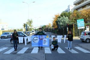 Pisa: i volontari di Greenpeace durante il flash mob