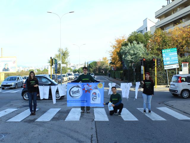 Pisa: i volontari di Greenpeace durante il flash mob