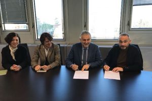 Al centro, l'assessore all'Urbanistica Vincenzo Ceccarelli e il sindaco di Campi Bisenzio Emiliano Fossi (foto Regione Toscana)