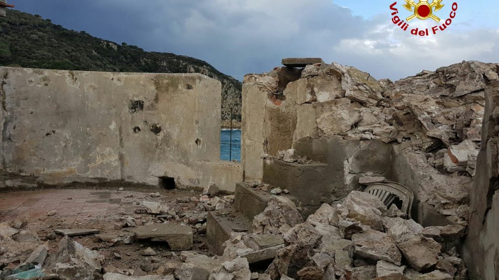 La sommità della torre distrutta dal fulmine (Foto Vigili del Fuoco)