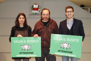 Da sinistra: una volontaria, il biologo Carlo Scoccianti e l'assessore all'ambiente Matteo Francesconi. (Foto da Comune di Capannori).