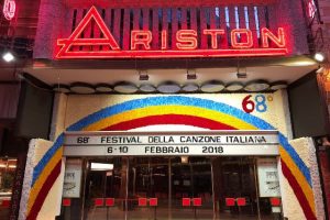 L'ingresso dell'Ariston addobbato con decorazioni floreali (foto Coldiretti)