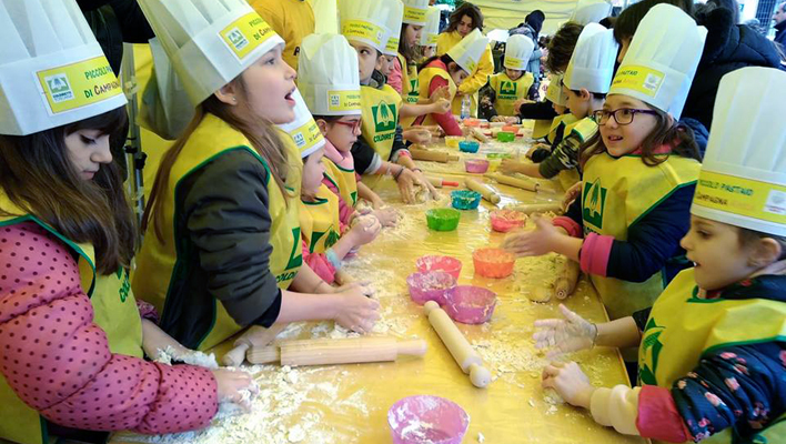 Piccoli chef al lavoro. (Foto da Coldiretti Toscana).