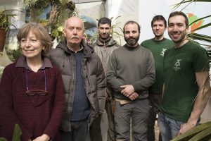 Da sinistra, Lucia Amadei (conservatore del Museo), Giuseppe Pistolesi (curatore dell’Orto), Luca Davini, Luca Ciampi, Andrea Giannotti, Alberto Trinco (giardinieri). (Foto da Università di Pisa).