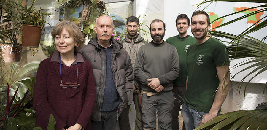 Da sinistra, Lucia Amadei (conservatore del Museo), Giuseppe Pistolesi (curatore dell’Orto), Luca Davini, Luca Ciampi, Andrea Giannotti, Alberto Trinco (giardinieri). (Foto da Università di Pisa).