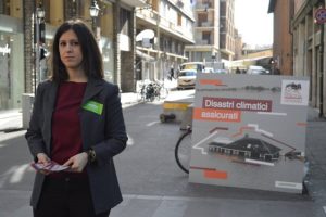 Una volontaria in Corso Italia a Pisa (foto da Greenpeace)
