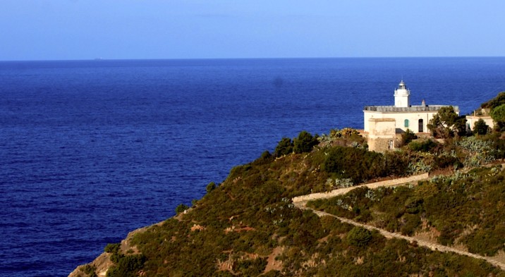 Faro Punta Polveraia