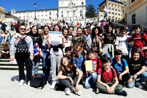 Il gruppo di studenti in piazza di Spagna a Roma. (Foto da Istituto Comprensivo 1 Poggibonsi).