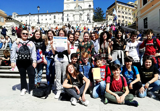 Il gruppo di studenti in piazza di Spagna a Roma. (Foto da Istituto Comprensivo 1 Poggibonsi).