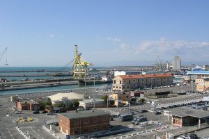 Il porto industriale e mercantile di Livorno. (Foto da it.wikipedia.org).