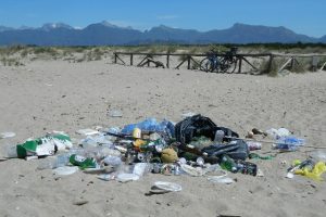 Rifiuti sulla spiaggia della Lecciona (foto Legambiente Versilia)