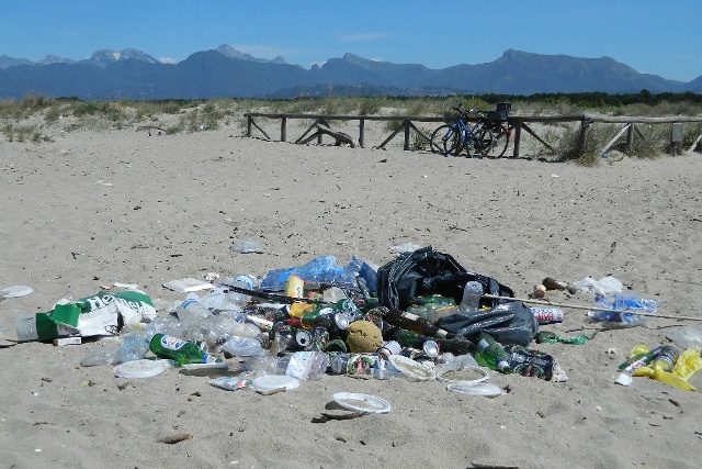 Rifiuti sulla spiaggia della Lecciona (foto Legambiente Versilia)