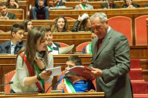 Una delegazione di minisindaci d'Italia è ricevuta in Aula dal Presidente del Senato Pietro Grasso (foto www.senato.it)