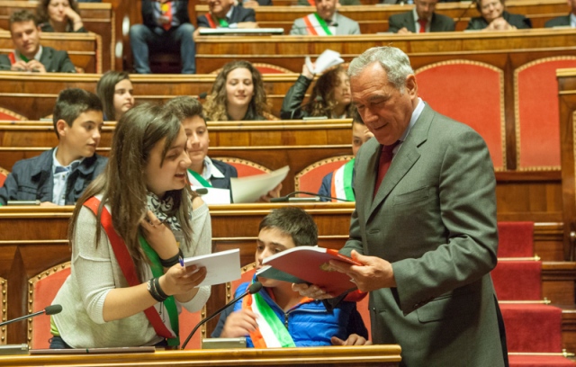 Una delegazione di minisindaci d'Italia è ricevuta in Aula dal Presidente del Senato Pietro Grasso (foto www.senato.it)