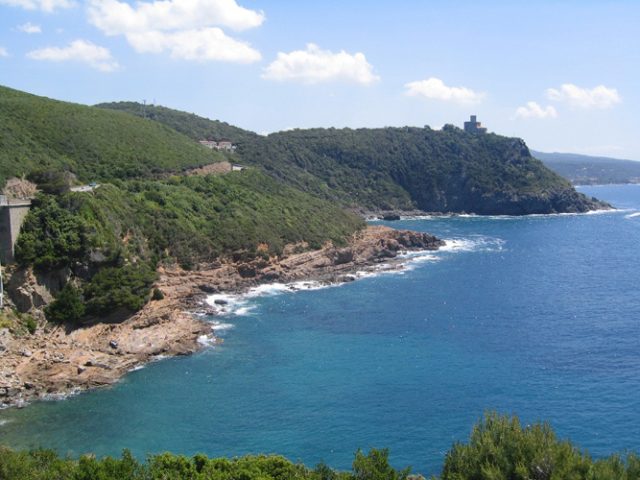 Costa di Livorno: il Romito e il Castello Sonnino. (Foto da it.wikipedia.org/).