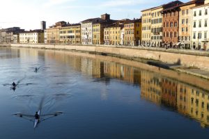 Pisa, Lungarno Pacinotti visto dal ponte di Mezzo. (Foto da it.wikipedia.org).