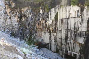 Buca Ravaccione, una cava a pozzo in avanzato stato di riempimento (foto Legambiente Carrara)