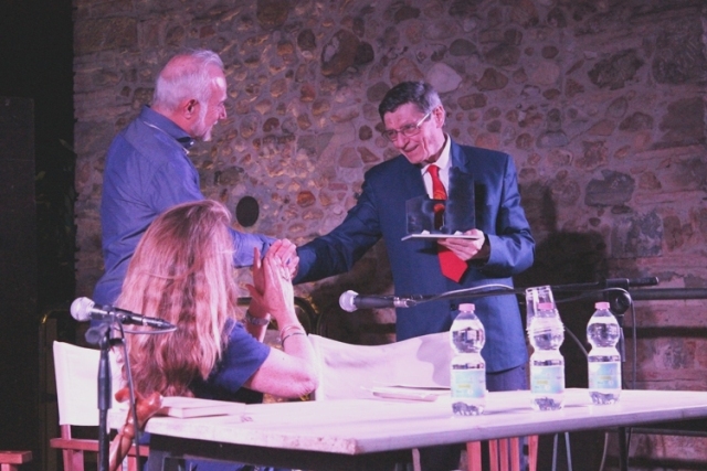 Valentino Giacomin riceve il Premio Incontro tra i Popoli al Tignano Festival 2018 (Foto Tignano Festival)