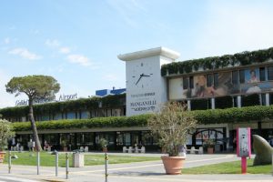 L'ingresso dell'aeroporto Galileo Galilei di Pisa. (Foto da it.wikipedia.org).