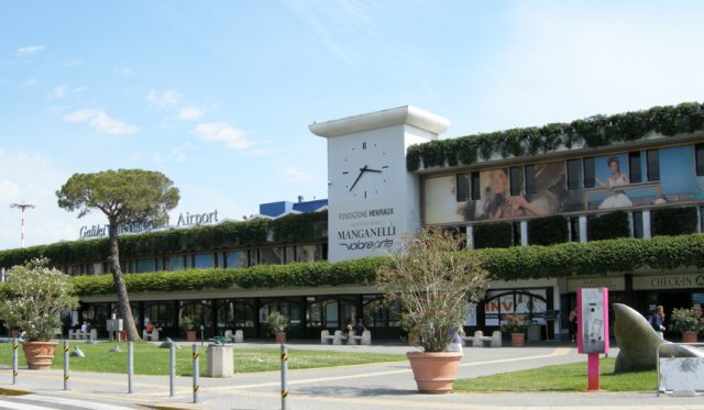 L'ingresso dell'aeroporto Galileo Galilei di Pisa. (Foto da it.wikipedia.org).