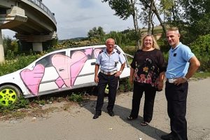 L'assessore all'Ambiente Serena Fedi con i vigili (foto Comune di Barberino Val d'Elsa)