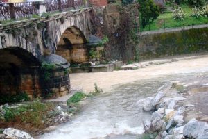 Il Carrione bianco di marmettola dopo una pioggia (foto Legambiente Carrara)