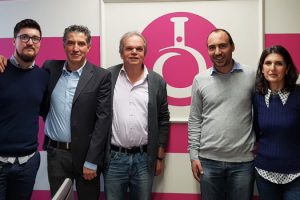 Da sinistra Matteo e Alessandro Iozzelli, il sindaco Lorenzini, l'assessore Calamai e Patrizia Rosati Iozzelli. (Foto da Comune di Montemurlo).