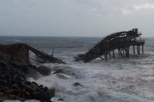 Le onde distruggono il pontile minerario di Rio Marina all'isola d'Elba (foto da Legambiente Arcipelago Toscano)