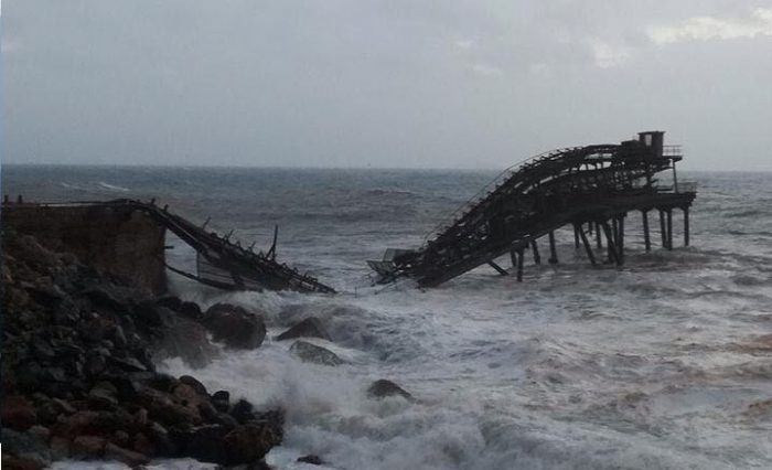 Le onde distruggono il pontile minerario di Rio Marina all'isola d'Elba (foto da Legambiente Arcipelago Toscano)