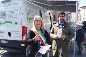 Il sindaco Raffaella Sanesi e l'assessore Fabio Lattanzio con 6Card