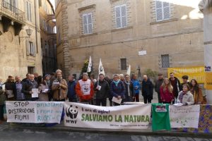 Il presidio in piazza Postierla (foto WWF Siena)