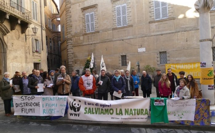 Il presidio in piazza Postierla (foto WWF Siena)