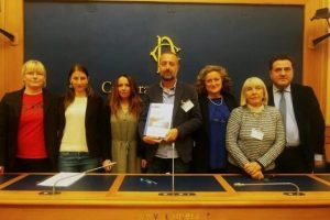 La presentazione delle firme alla Sala Stampa della Camera