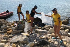 Capoliveri, i volontari ripuliscono un ghiaieto (foto Legambiente Arcipelago Toscano)