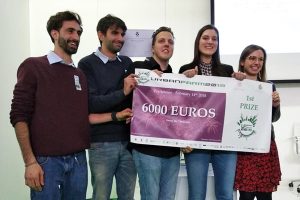 Nicola Colucci, secondo da sinistra, con gli studenti del team Pinecube. (Foto da www.unipi.it)