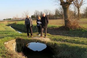 Volontari di Legambiente Quarrata sul ponticello della Senice