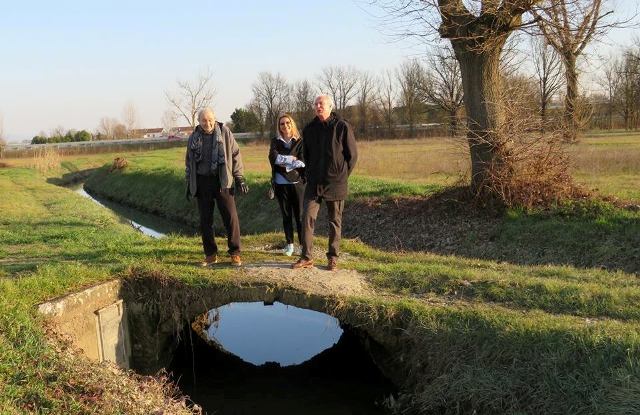 Volontari di Legambiente Quarrata sul ponticello della Senice