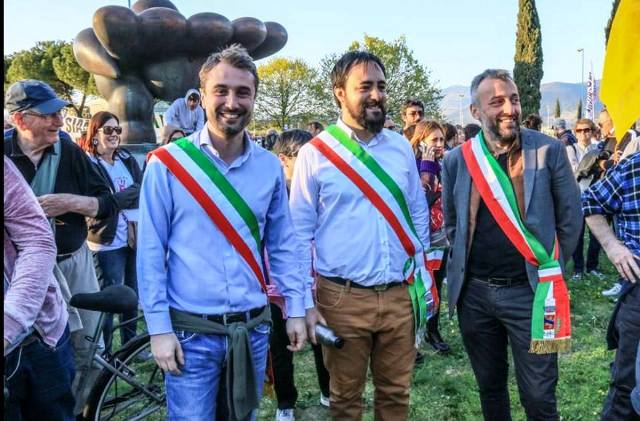 I sindaci Lorenzo Falchi (Sesto Fiorentino), Edoardo Prestanti (Carmignano) e Alessio Biagioli (Calenzano) alla manifestazione no-aeroporto del 23 marzo.