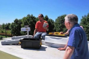 Il fisico del CNR Massimo Del Guasta installa un analizzatore sperimentale sul tetto della chiesetta di Montale