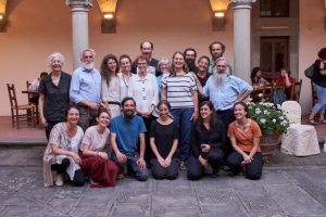 Padre Guidalberto Bormolini (a destra) con un gruppo di volontari