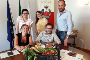 La firma della convenzione tra i Comuni della Piana di Lucca (foto Comune di Capannori)