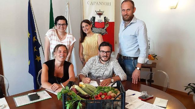 La firma della convenzione tra i Comuni della Piana di Lucca (foto Comune di Capannori)