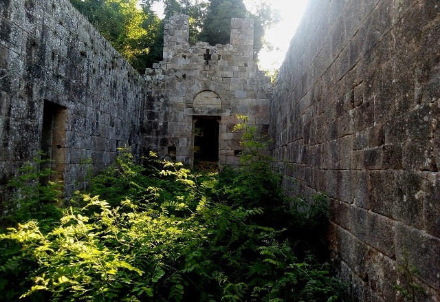 L'interno della chiesa prima della pulizia (foto Legambiente Arcipelago Toscano)