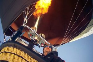 Il pilota svizzero a bordo della sua mongolfiera ecologica