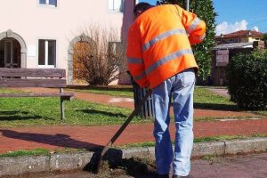 Operatore Ascit al lavoro (foto Comune di Capannori)