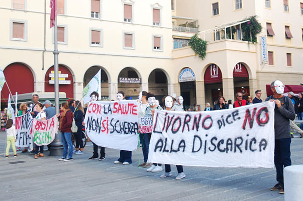 Manifestanti a Livorno sabato 12 ottobre. (Foto da pagina Facebook - Coordinamento provinciale Rifiuti Zero Livorno).